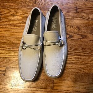 Salvatore Ferragamo - Driver Gancini Ornament Loafers - Light Grey